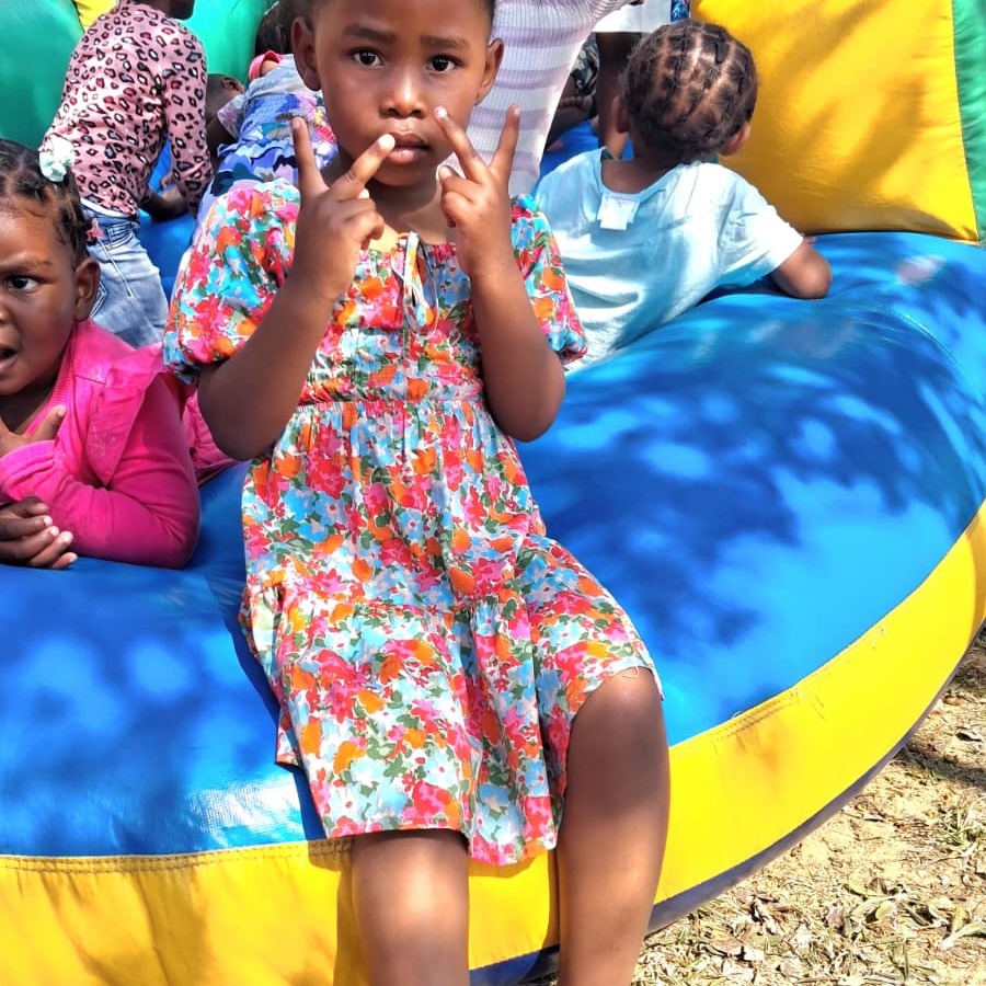 SPRINGPRET BIJ MASECHABA!
Vandaag was het groot feest bij het Masechaba Day Care Centre! De kinderen hadden al weken uitgekeken naar deze bijzondere lentefeestdag. Een dag vol vrolijkheid, gezelligheid, spelletjes en natuurlijk… een heleboel plezier!
Maar één verrassing stal vandaag absoluut de show. Midden op het grasveld stond een prachtig, kleurrijk springkasteel, dat al van verre de aandacht trok.
Dit geweldige cadeau werd mogelijk gemaakt door twee fantastische vriendinnen van Masechaba: Nirélle Macalagh en Nadine Henning. Zij wilden de kinderen graag verrassen en besloten een springkasteel voor de lentefeestdag te sponsoren. Wat een geweldig idee!
En hun verrassing was meteen een schot in de roos.
De schoenen gingen uit, de blote voetjes kwamen tevoorschijn en binnen een paar seconden stroomde het springkasteel vol met enthousiaste kinderen. Er werd gesprongen, gelachen, geklauterd en vooral héél veel plezier gemaakt.
Het springkussen veranderde in een zee van vrolijke gezichtjes en het geluid van kinderlach vulde de lucht. Precies dát is waar een feestdag om draait, samen genieten, samen spelen en mooie herinneringen maken.
Nirélle en Nadine, ontzettend bedankt voor jullie warme hart en deze fantastische verrassing! Dankzij jullie werd de lentefeestdag bij Masechaba niet alleen een feest, maar een dag vol onvergetelijke springpret en magische momenten.
Namens alle kinderen van Masechaba:
DANK JULLIE WEL!
#Masechaba #MasechabaDayCareCentre #Lentefeest #Springkasteel #Springpret #Kinderen #SamenGenieten #Dankbaarheid #MooieHerinneringen #MasechabaFamily