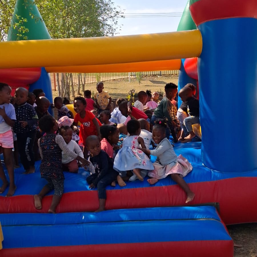 SPRINGPRET BIJ MASECHABA!
Vandaag was het groot feest bij het Masechaba Day Care Centre! De kinderen hadden al weken uitgekeken naar deze bijzondere lentefeestdag. Een dag vol vrolijkheid, gezelligheid, spelletjes en natuurlijk… een heleboel plezier!
Maar één verrassing stal vandaag absoluut de show. Midden op het grasveld stond een prachtig, kleurrijk springkasteel, dat al van verre de aandacht trok.
Dit geweldige cadeau werd mogelijk gemaakt door twee fantastische vriendinnen van Masechaba: Nirélle Macalagh en Nadine Henning. Zij wilden de kinderen graag verrassen en besloten een springkasteel voor de lentefeestdag te sponsoren. Wat een geweldig idee!
En hun verrassing was meteen een schot in de roos.
De schoenen gingen uit, de blote voetjes kwamen tevoorschijn en binnen een paar seconden stroomde het springkasteel vol met enthousiaste kinderen. Er werd gesprongen, gelachen, geklauterd en vooral héél veel plezier gemaakt.
Het springkussen veranderde in een zee van vrolijke gezichtjes en het geluid van kinderlach vulde de lucht. Precies dát is waar een feestdag om draait, samen genieten, samen spelen en mooie herinneringen maken.
Nirélle en Nadine, ontzettend bedankt voor jullie warme hart en deze fantastische verrassing! Dankzij jullie werd de lentefeestdag bij Masechaba niet alleen een feest, maar een dag vol onvergetelijke springpret en magische momenten.
Namens alle kinderen van Masechaba:
DANK JULLIE WEL!
#Masechaba #MasechabaDayCareCentre #Lentefeest #Springkasteel #Springpret #Kinderen #SamenGenieten #Dankbaarheid #MooieHerinneringen #MasechabaFamily