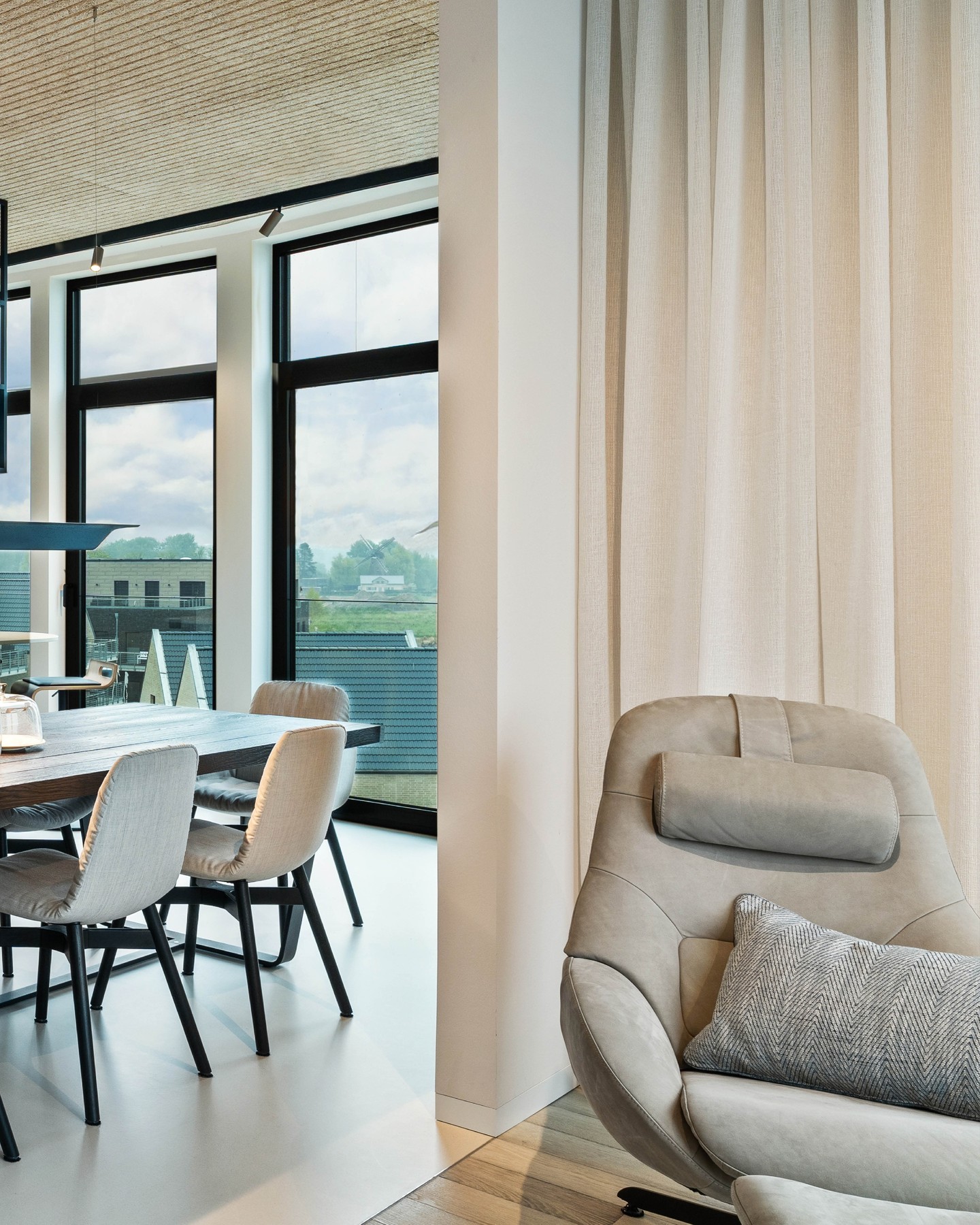 Penthouse Norddeutschland, DE
Inspired by the coastal landscape, the interior design blends harmoniously into its surroundings and captures the Nordic flair. The interior and exterior merge and are interrupted by colourful and artificial accents – like the sails of small boats at sea.
#KitzigDesignstudio #KitzigIdentities #Interior #Penthouse