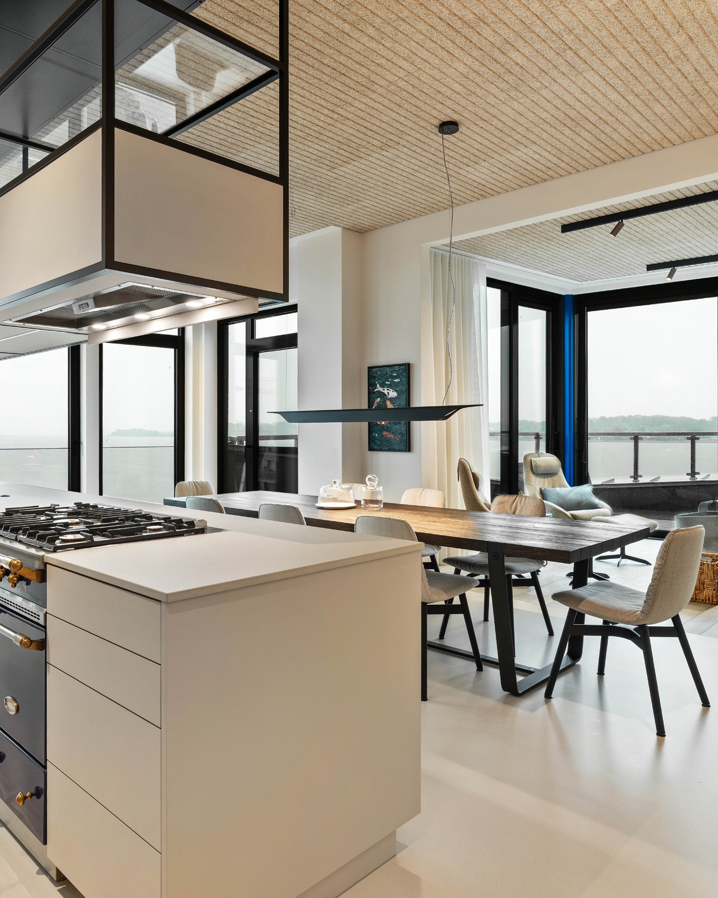 Penthouse Norddeutschland, DE
Inspired by the coastal landscape, the interior design blends harmoniously into its surroundings and captures the Nordic flair. The interior and exterior merge and are interrupted by colourful and artificial accents – like the sails of small boats at sea.
#KitzigDesignstudio #KitzigIdentities #Interior #Penthouse