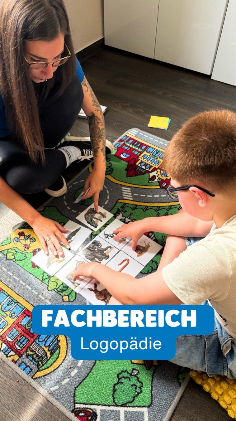 Heute gibt’s Linsen 🌾
Im Linsenbad werden versteckte Karten gesucht und anschließend den passenden Artikeln “der, die und das” zugeordnet. 🌾
Dabei verbindet die Übung Wahrnehmung, Bewegung, Sprache und spielerisches Lernen. Die Karten regen dazu an, Begriffe zu benennen, zu unterscheiden und richtig zuzuordnen.
🃏 Gleichzeitig wird die taktile Wahrnehmung durch das Fühlen der Linsen angesprochen.
💬 So wird aus einer spannenden Suchaufgabe eine vielseitige logopädische Therapieeinheit.
#logopädie #sprachförderung #wahrnehmung #kindertherapie #villah3therapiezentrum