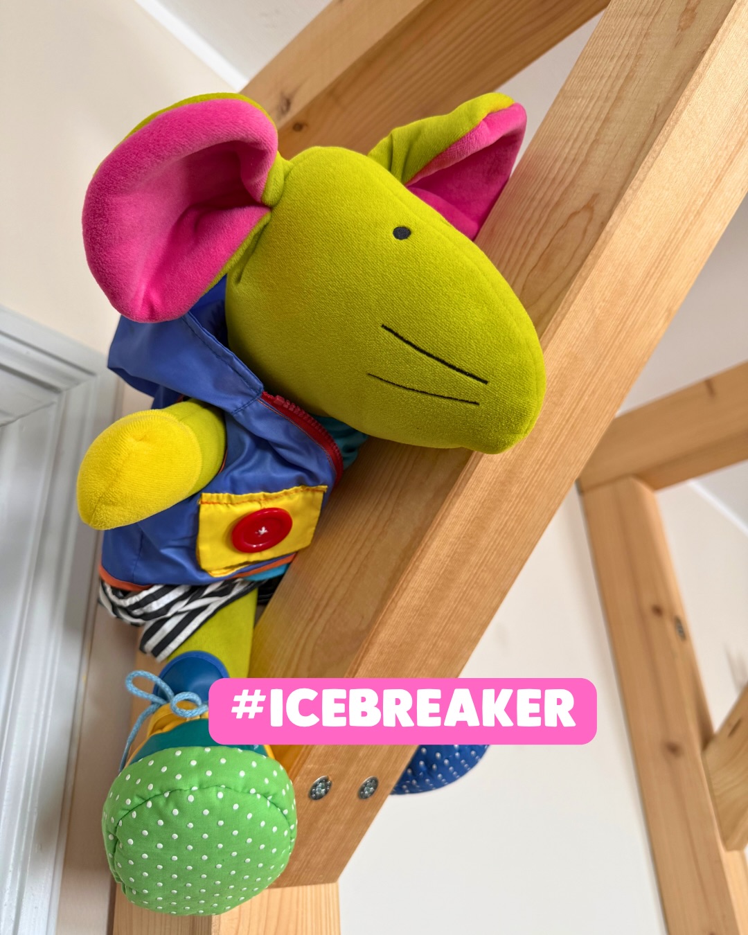 Für unsere kleinsten Patienten kann der erste Besuch in einer Therapiepraxis ganz schön aufregend sein.
🐭 Deshalb nutzen wir unsere kleine Plüsch-Maus als Ice-Breaker und schaffen damit einen spielerischen Zugang.
Über das Kuscheltier entstehen erste Gespräche, gemeinsames Spiel und Vertrauen.
🤍 So darf das Kind in Ruhe ankommen, bevor die eigentliche Therapie beginnt.
🌟 Denn eine gute Beziehung ist oft der wichtigste erste Schritt auf dem gemeinsamen Weg.
#kindertherapie #logopädie #ergotherapie #therapiemitherz #villah3therapiezentrum