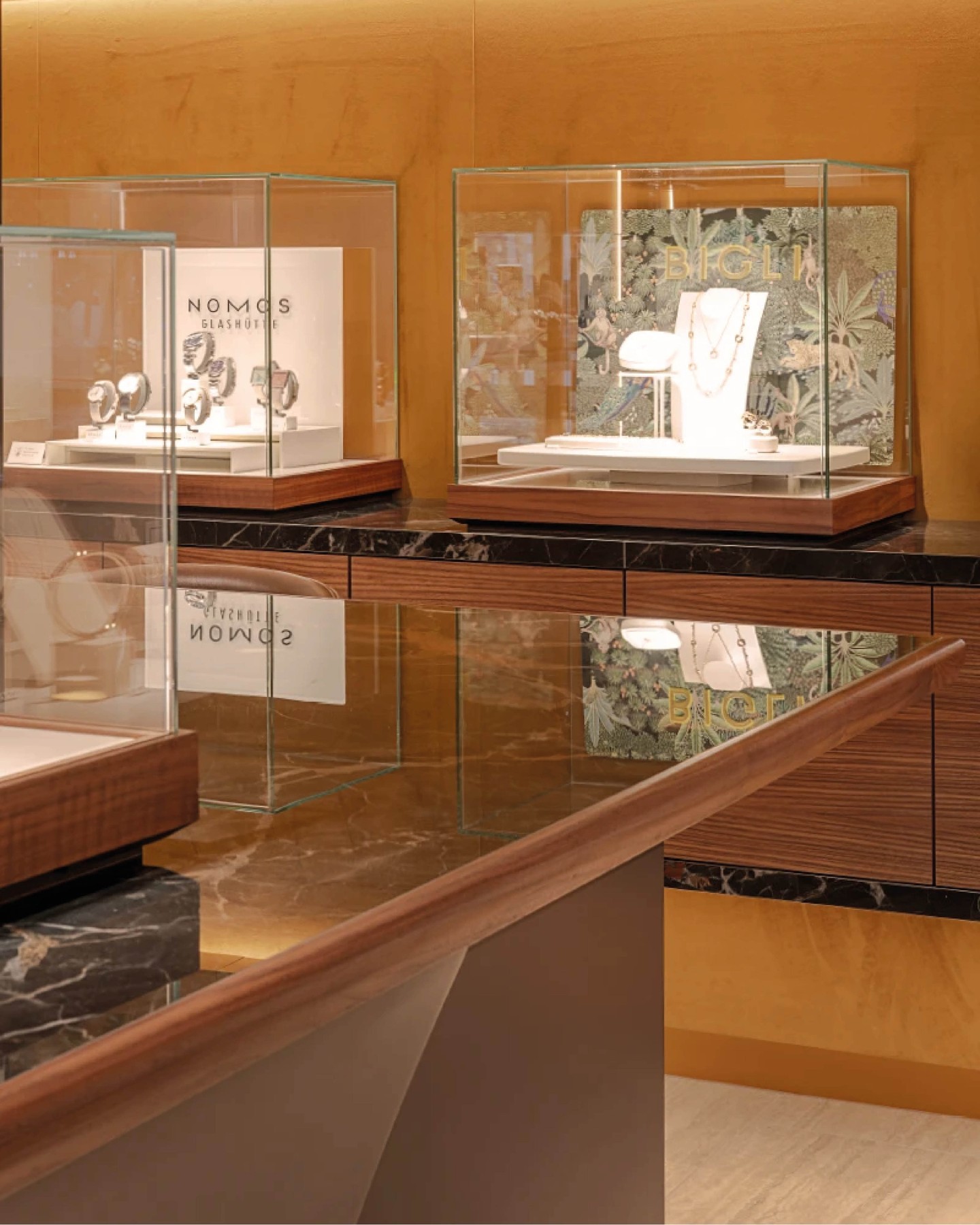 Juwelier Mayer Starnberg
The interior concept for the jewelry store at Lake Starnberg combines luxurious elegance with a warm, residential atmosphere. Inspired by the natural surroundings and color palette of the lake.
Photography: Gabriel Büchelmeier
#KitzigDesignStudio #KitzigIdentities #Juwelier 