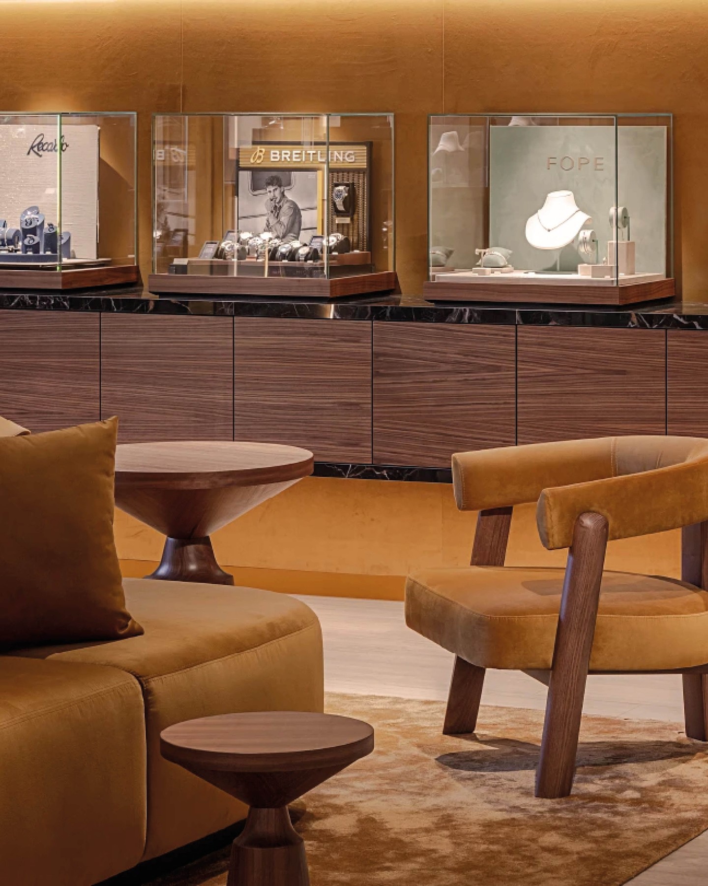 Juwelier Mayer Starnberg
The interior concept for the jewelry store at Lake Starnberg combines luxurious elegance with a warm, residential atmosphere. Inspired by the natural surroundings and color palette of the lake.
Photography: Gabriel Büchelmeier
#KitzigDesignStudio #KitzigIdentities #Juwelier 
