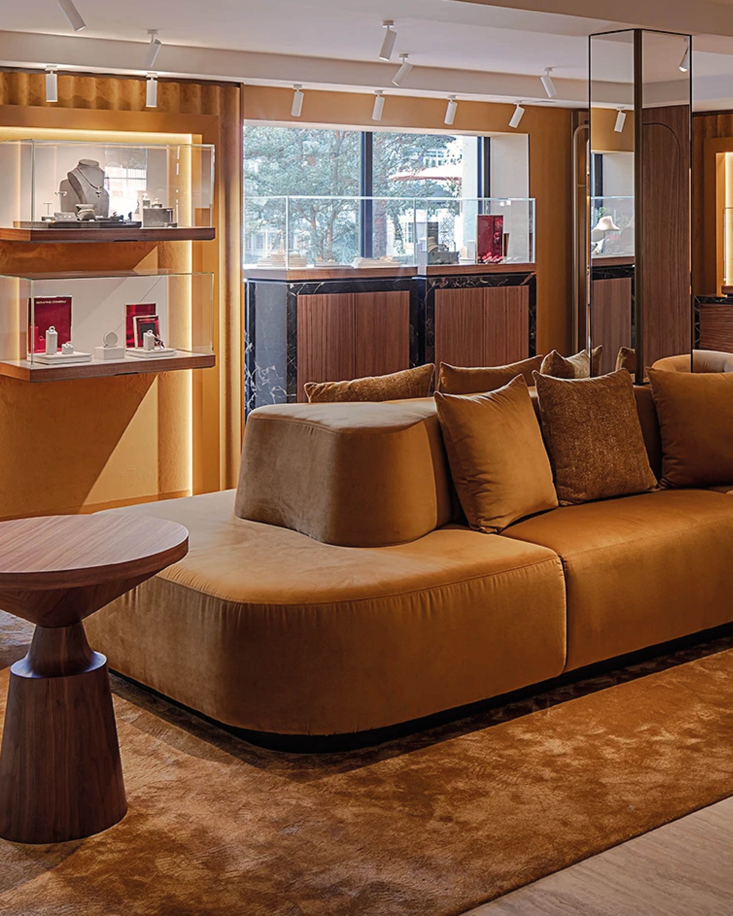 Juwelier Mayer Starnberg
The interior concept for the jewelry store at Lake Starnberg combines luxurious elegance with a warm, residential atmosphere. Inspired by the natural surroundings and color palette of the lake.
Photography: Gabriel Büchelmeier
#KitzigDesignStudio #KitzigIdentities #Juwelier 
