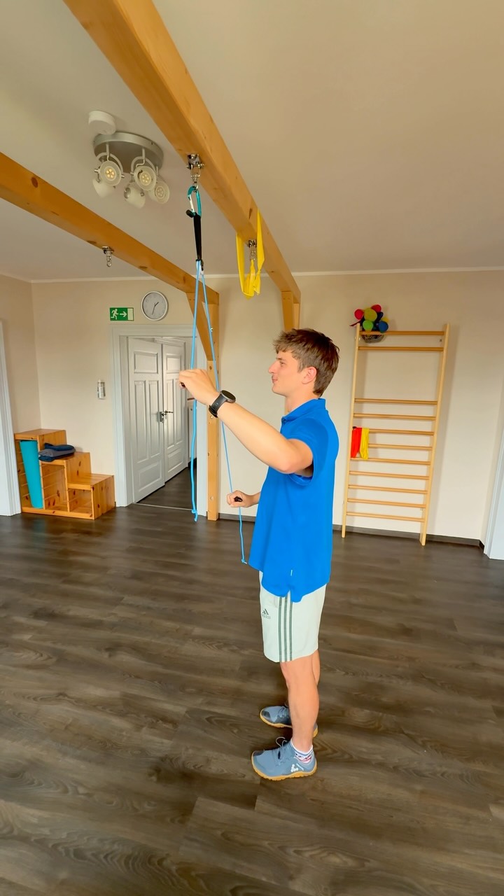 Mit einem Schultertrainer können Bewegungen unterstützt und die Schultern kontrolliert mobilisiert werden.
🏋️ Dabei bewegt der Patient die Arme in einem individuell angepassten Bewegungsumfang. Ziel ist es, Beweglichkeit zu fördern und die Schulter schrittweise wieder an Bewegung zu gewöhnen.
💪 Die Übung wird immer an die Beschwerden und den jeweiligen Therapieverlauf angepasst.
🤝 Denn in der Physiotherapie geht es nicht um „höher, schneller, weiter“, sondern um sichere und passende Fortschritte. ✨
#physiotherapie #schultermobilisation #bewegungstherapie #rehabilitation #villah3therapiezentrum