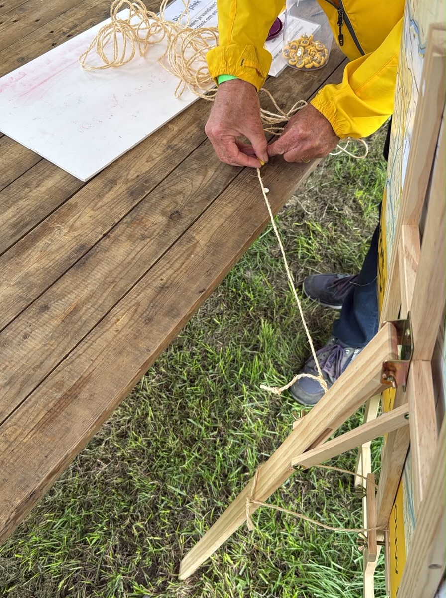 We zijn er klaar voor! 💛
Droog, een beetje wind 🌬️ en alles goed vastgezet. 😉 De eerste bezoekers hebben ‘Pin je plek’ al gespeeld. 📍
Ben jij vandaag op de Fokveedag? Kom langs, doe mee en maak vooral even een praatje met ons!
#DoemeeMolenlanden #Fokveedag #PinJePlek #Molenlanden #AltijdDichtbij
