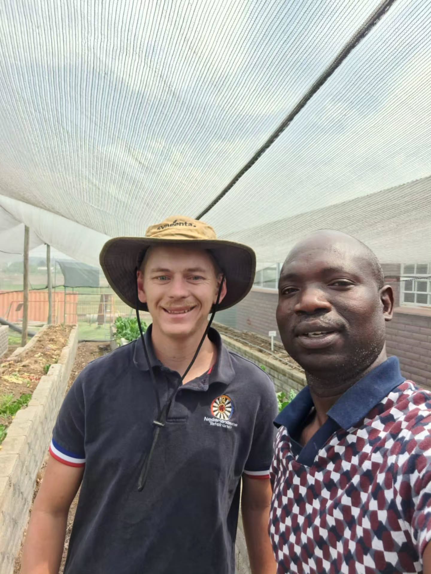 Groeibakken vol hoop bij Masechaba Day Care Center.
Aidan en Mpho zijn druk bezig met het inzaaien van de groeibakken bij het Masechaba Day Care Centre. 🌱👨🏾🌾👨🏻🌾
Bonen, tomaten, pompoenen, uien en verschillende andere groenten krijgen hier een plekje. Met veel zorg wordt de grond voorbereid, worden de zaden geplant en zorgen de druppelslangen voor de nodige bewatering.
Wat hier groeit, is zoveel meer dan alleen groente. 🥕🍅🫘
Deze groeibakken leveren een waardevolle bijdrage aan de dagelijkse maaltijden voor de kinderen die bij Masechaba worden opgevangen.
Voor kinderen die het thuis niet altijd gemakkelijk hebben, betekent een voedzame maaltijd een wereld van verschil. En met groenten uit de eigen tuin kan er niet alleen verser, maar ook duurzamer voor de kinderen worden gekookt.
Van een klein zaadje naar een gezonde maaltijd…
zo groeit hier letterlijk de hoop. ❤️🌱
Een groot compliment voor Aidan Shields en Mpho Negovha voor hun inzet. Samen maken zij van de groeibakken een prachtige plek waar voedsel, zorg en toekomst samenkomen. 🙏
Van zaadje tot maaltijd – samen voor de kinderen van Masechaba. 🌱❤️
Samen geven we meer dan voedsel. Samen geven we hoop.
Ook sponsor worden?
“Voor 27 cent per dag help je een kind in Zuid-Afrika aan een voedzame maaltijd.”
Met een eenmalige donatie van 27 cent per dag (€100,00 per jaar) krijgt één kind een jaar lang een gezonde maaltijd.
Gun een kind een maaltijd en doneer!
Kijk even op de vernieuwde website van de Stichting Masechaba.
https://masechaba.com/nl/doneren-nl/doneren-club-nul-punt-27/
Delen van dit bericht.... Baie danki daarvoor waardeer baie. 🥰🙏