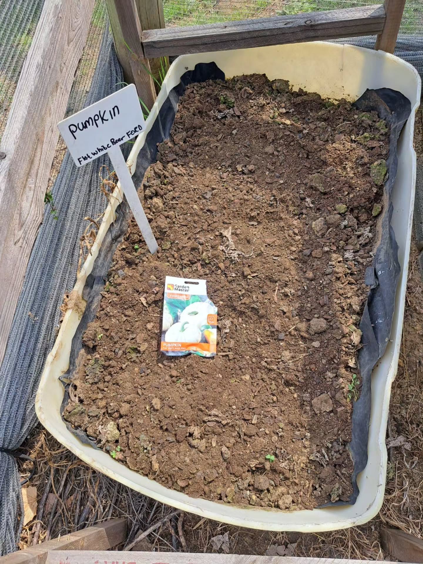 Groeibakken vol hoop bij Masechaba Day Care Center.
Aidan en Mpho zijn druk bezig met het inzaaien van de groeibakken bij het Masechaba Day Care Centre. 🌱👨🏾🌾👨🏻🌾
Bonen, tomaten, pompoenen, uien en verschillende andere groenten krijgen hier een plekje. Met veel zorg wordt de grond voorbereid, worden de zaden geplant en zorgen de druppelslangen voor de nodige bewatering.
Wat hier groeit, is zoveel meer dan alleen groente. 🥕🍅🫘
Deze groeibakken leveren een waardevolle bijdrage aan de dagelijkse maaltijden voor de kinderen die bij Masechaba worden opgevangen.
Voor kinderen die het thuis niet altijd gemakkelijk hebben, betekent een voedzame maaltijd een wereld van verschil. En met groenten uit de eigen tuin kan er niet alleen verser, maar ook duurzamer voor de kinderen worden gekookt.
Van een klein zaadje naar een gezonde maaltijd…
zo groeit hier letterlijk de hoop. ❤️🌱
Een groot compliment voor Aidan Shields en Mpho Negovha voor hun inzet. Samen maken zij van de groeibakken een prachtige plek waar voedsel, zorg en toekomst samenkomen. 🙏
Van zaadje tot maaltijd – samen voor de kinderen van Masechaba. 🌱❤️
Samen geven we meer dan voedsel. Samen geven we hoop.
Ook sponsor worden?
“Voor 27 cent per dag help je een kind in Zuid-Afrika aan een voedzame maaltijd.”
Met een eenmalige donatie van 27 cent per dag (€100,00 per jaar) krijgt één kind een jaar lang een gezonde maaltijd.
Gun een kind een maaltijd en doneer!
Kijk even op de vernieuwde website van de Stichting Masechaba.
https://masechaba.com/nl/doneren-nl/doneren-club-nul-punt-27/
Delen van dit bericht.... Baie danki daarvoor waardeer baie. 🥰🙏